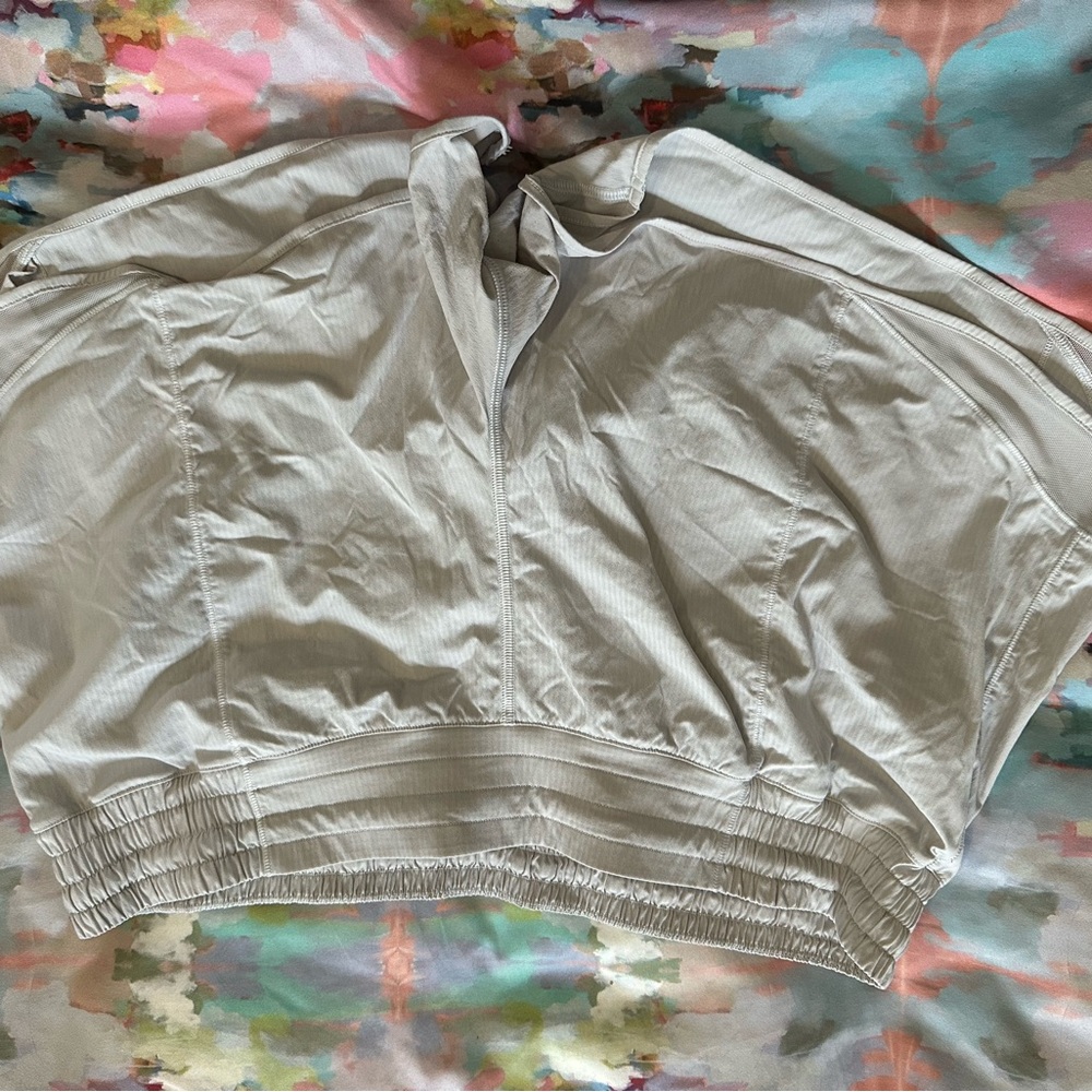 Lululemon Athletica white hotty hot shorts 14 EUC 4 inch inseam high rise HR